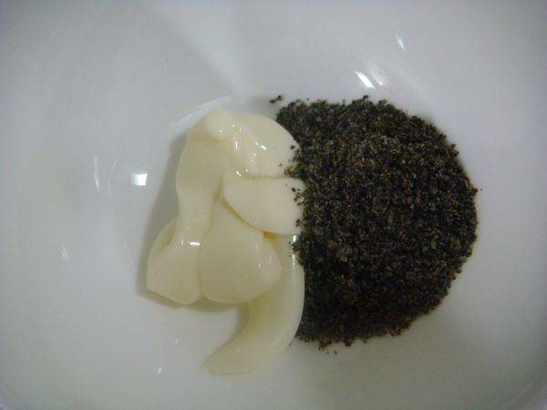 備好沙拉醬與黑芝麻粉一起調勻