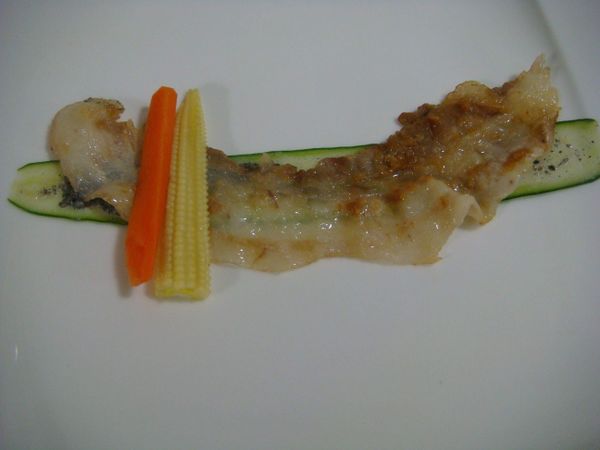 處理過的小黃瓜長片平鋪，抹上黑芝麻沙拉醬，再放上煮熟的五花肉片、紅蘿蔔和玉米筍條捲起