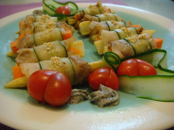 擺盤，灑上白芝麻粒及放上小蕃茄點綴，就可上桌享用囉！