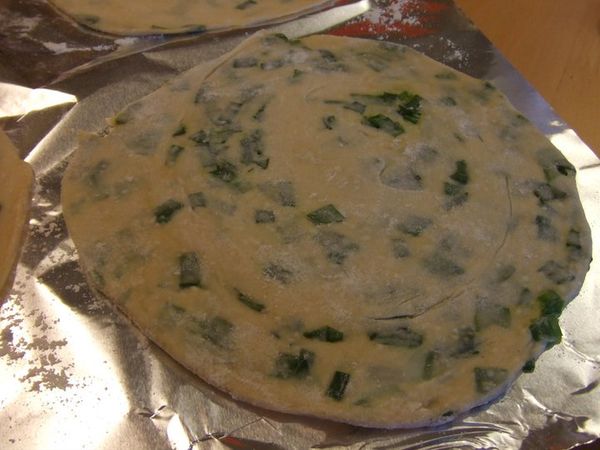 將漩渦狀的麵團桿平。