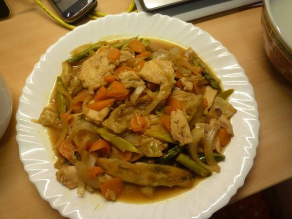 也可將生的蔥油餅切成片狀，跟蔬菜和肉片一起拌炒，用醬油、醋、糖調味成炒餅。