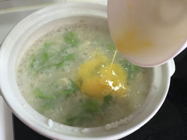 移至砂鍋，加入薑末、榨菜末、香菇、四季豆、白飯煮至白飯變軟，加入鹽調味，將雞蛋打勻加入雜炊粥，一邊加入ㄧ邊攪拌蛋液至成細緻的蛋花