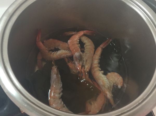 加入蝦子、蛤，煮熟及撈起，若有浮沫要撈掉