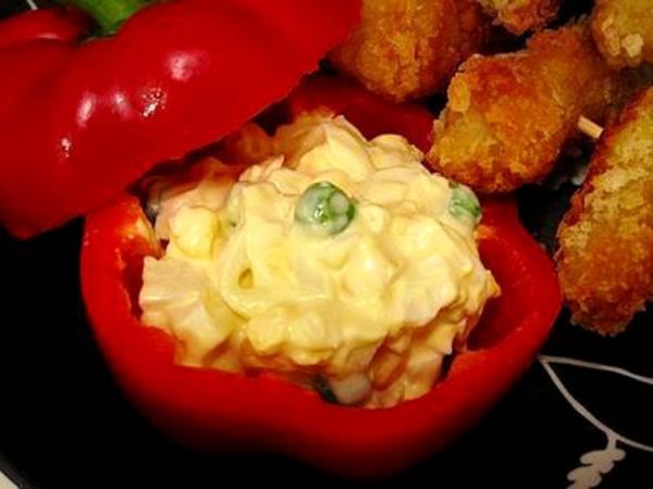 蛋沙拉放入甜椒裡，可與土司麵包或生菜沙拉一起食用。