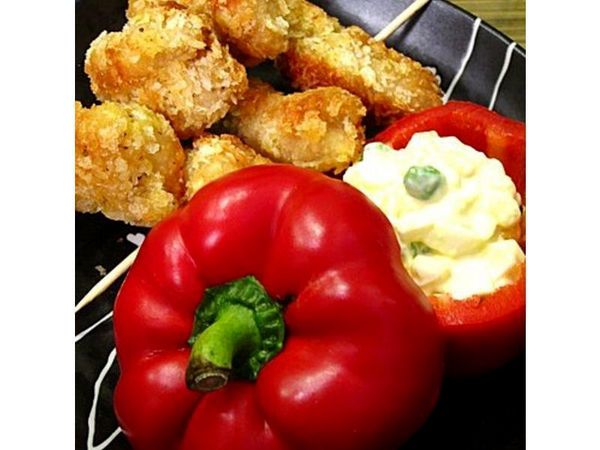 製作蛋沙拉，白煮蛋切碎，將馬鈴薯泥、玉米粒、四季豆、煮熟通心粉、美奶滋、黑胡椒粉.少許鹽，攪拌均勻後冷藏。