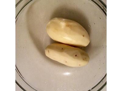 馬鈴薯去外皮，用熱水煮軟，壓成泥。
甜椒洗淨、去蒂、對切。