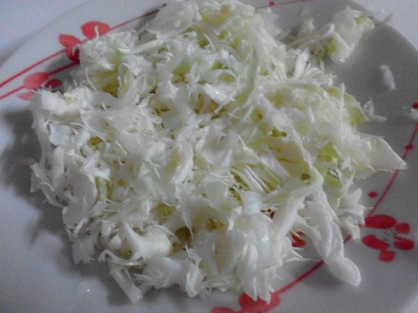 高麗菜刨絲，洗淨
以冰開水冰鎮一下