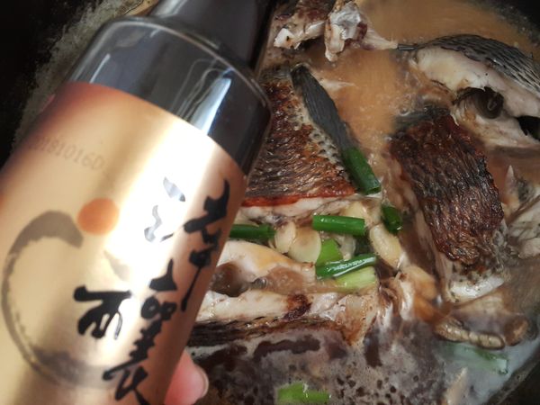 待香氣出來後先倒入醬油露熗鍋後依序加入所有調味料及適量水