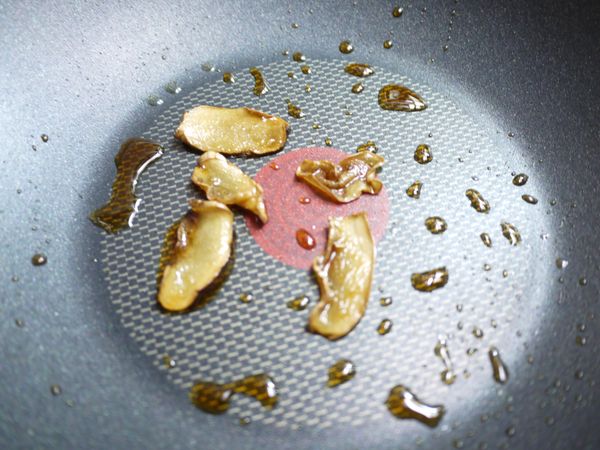 鍋中添麻油以小火爆香老薑