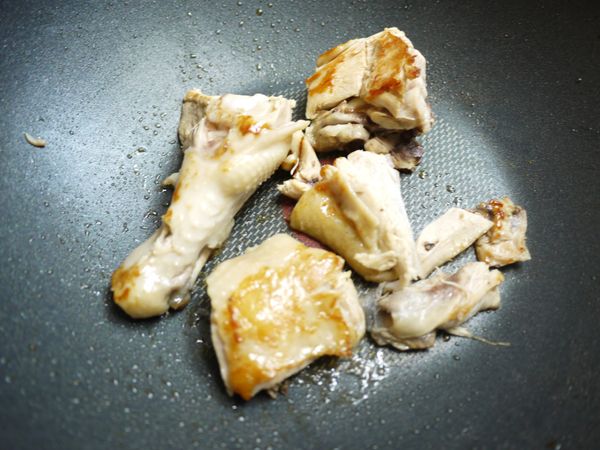 加入雞肉煎香