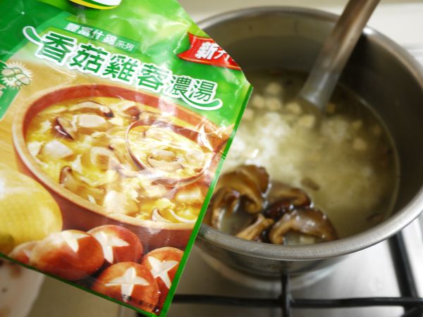 煮一鍋熱水後加入康寶香菇雞蓉濃湯攪拌均勻(使用康寶香菇雞蓉濃湯粉就不需再調味囉!)再加入香菇絲及白飯煮至稠狀(可加入香菇水使味道更鮮美)
