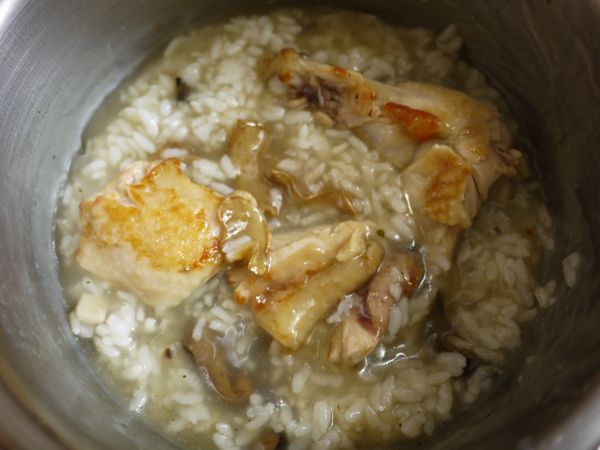 最後將煎香的雞肉及薑片加入,煮約5分鐘或入味即可享用