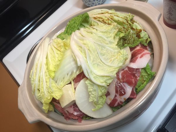 -依序加入日式鰹魚露、味醂和米酒調味。
-稍微搖晃鍋身，使調味料充分混合。
-蓋緊鍋蓋，以小火慢燉40分鐘。