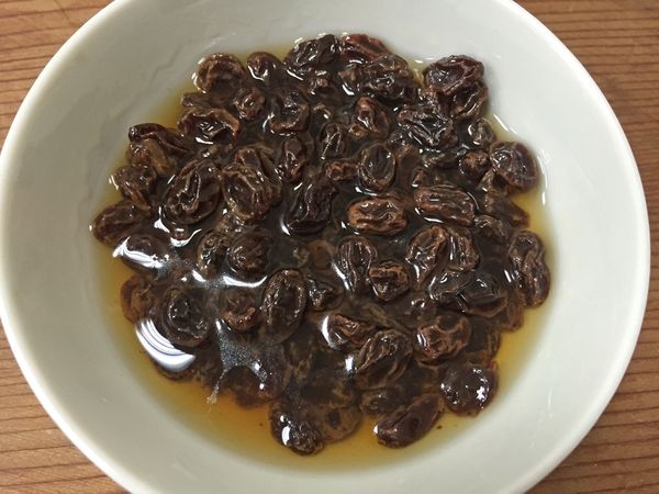 將70g葡萄乾放入50ml蘭姆酒，待其浸泡入味後備用（放冰箱靜置一天更佳）