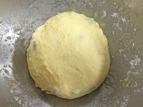 揉合的光滑麵糰發酵至兩倍大，約60－80分鐘後