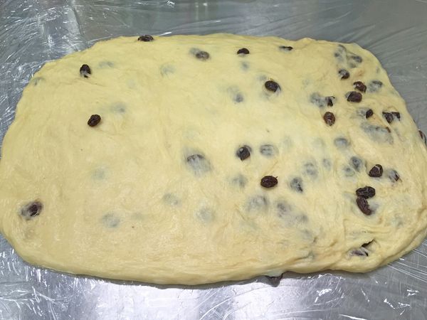 取一直徑18cm蛋糕烤模，烤模內刷上奶油，在烤模底部放上少許杏仁／杏仁片備用。