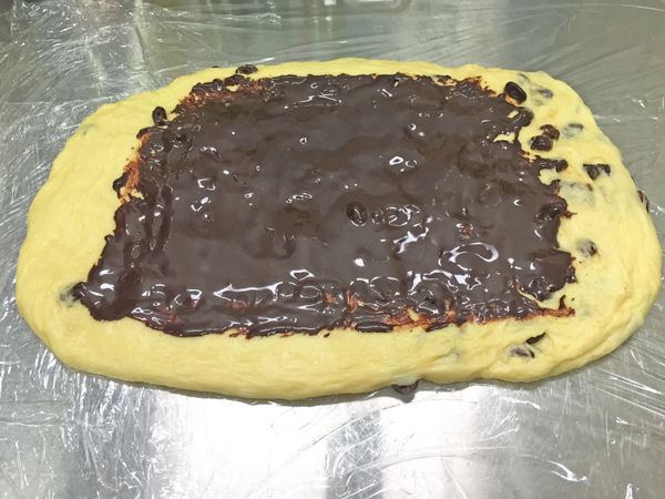 桿平的麵團上塗上剛剛製作的可可內餡