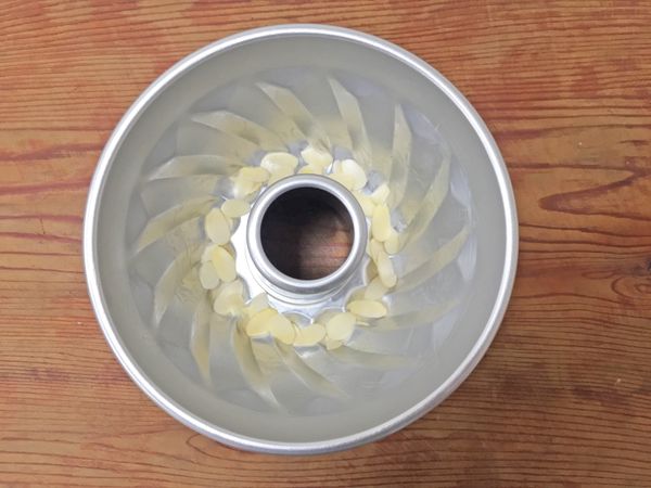 將麵團捲起來放入烤模內，放入先預熱的烤箱，200度烤個３０分鐘左右