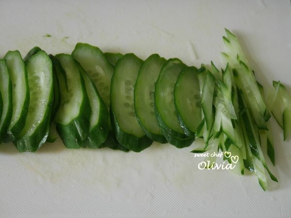 小黃瓜切絲（斜切片後如圖示擺放後切絲）撒上1/4茶匙的鹽巴拌勻備用。