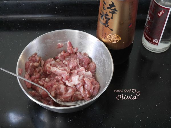 豬肉絲加入醬油和米酒拌勻備用。