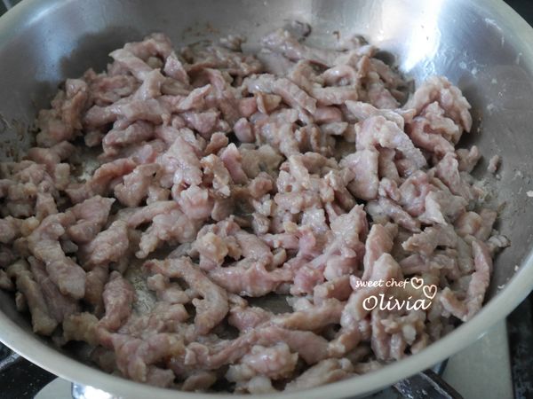 中大火熱鍋，熱一大匙油，肉絲下鍋拌炒至五分熟。
