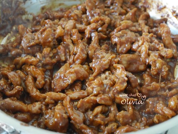 加入甜麵醬和蕃茄醬拌炒至熟，起鍋前淋上少許香油。