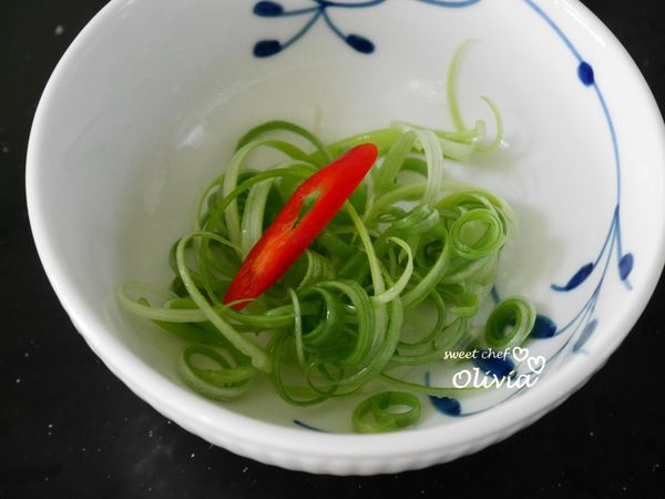 蔥切絲泡水，要使用前再瀝乾水分。另可切一片辣椒做為裝飾。