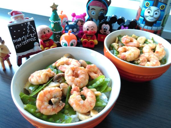 用大碗裝白飯，淋上湯汁再舖滿菜，就是美味的蝦仁蓋飯囉！
兒子邀請他的朋友們一起分享，哈哈！