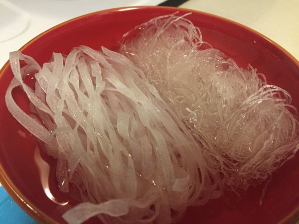 冬粉及河粉加水泡軟