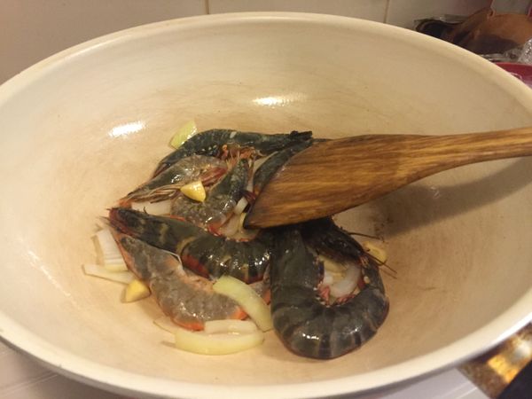 起油鍋，下蒜末及洋蔥末、把蝦子放入煎炒。