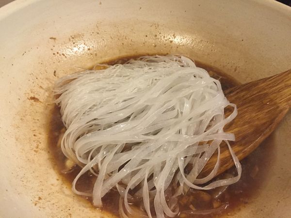 另起油鍋下蒜末、薑末、洋蔥拌炒至香味出來，加入ㄧ杯半米杯的水或高湯、兩匙沙茶醬、醬油少許、醋及胡椒粉，把泡軟的冬粉及河粉放入一起煮到湯汁收乾，要起鍋前下ㄧ些九層塔增加香氣