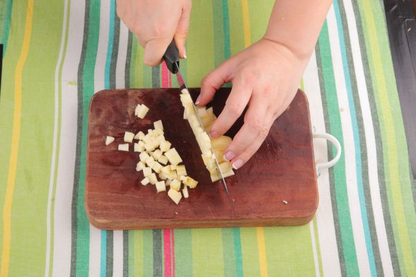 蘋果去皮切幼粒，再連同所有調味放入煲內煮溶成汁料，隔渣備用。大蒜苗洗淨後切段，備用。