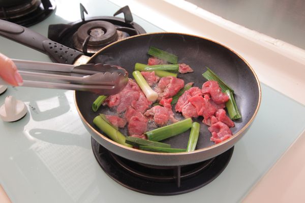燒熱平底鑊，加入葡萄籽油，牛肉與大蒜苗一同爆香，再加入汁料炒勻後，即成。