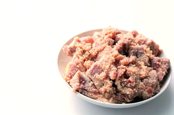 地瓜切塊墊底，放上醃好的排骨，電鍋２杯水蒸至開關跳起，悶30分鐘。將排骨翻面，電鍋２杯水蒸再蒸一次，悶30分鐘。