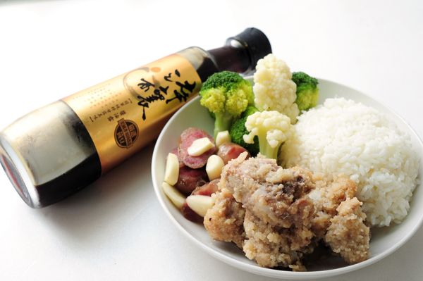 隨意擺盤後就完成今天的午餐囉！排骨Ｑ嫩，蒸肉粉也很濕潤入味！