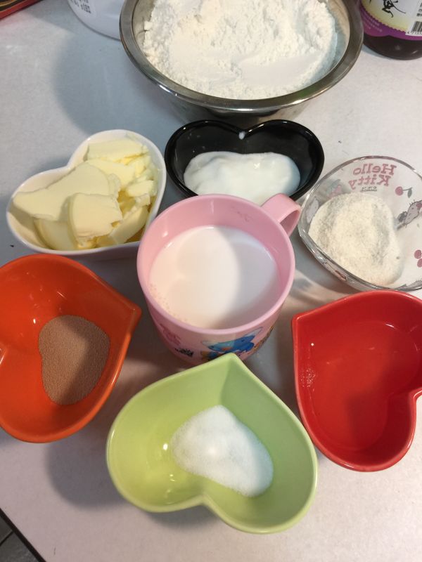 用小美把鮮奶/奶油/酵母/糖放入主鍋!

用3分/37度/速度2加溫!

加入高筋麵粉/鹽/蛋白~

用3分/揉麵揉麵團!

PS.如果用麵包機~把所有食材丟進去~用小餐包麵糰模式即可!