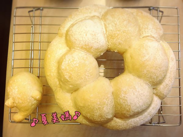 取出麵包利用300T微烤爐~設定130度預熱10分鐘!

這時候用過篩器撒上美麗的麵粉～像是白白的雪花！

接著放入麵包~按下蒸氣熱風烘烤130度~

設定20~25分鐘~