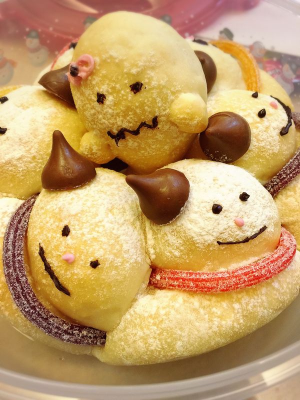 出爐重敲放置網架散熱~涼了之後畫上可愛表情!

加上巧克力帽子~軟糖圍巾!

好吃的麵包就出爐喽!