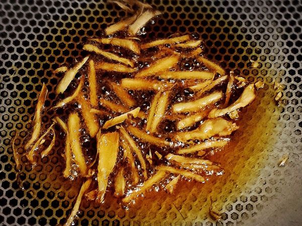 薑切絲、下麻油小火爆香薑絲。（先放著不理）