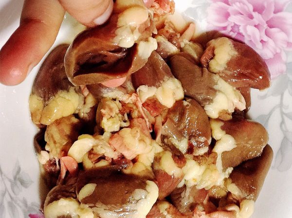 趁爆香薑絲時，將雞心剖半切2/3深（別斷掉喔！）