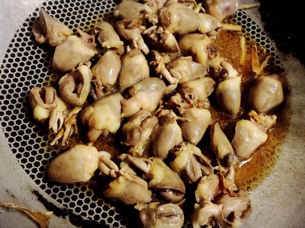 直到薑絲些微卷曲後，放入雞心轉大火炒至半熟，鍋邊嗆入米酒、下鹽巴一同拌炒，熄火盛盤。