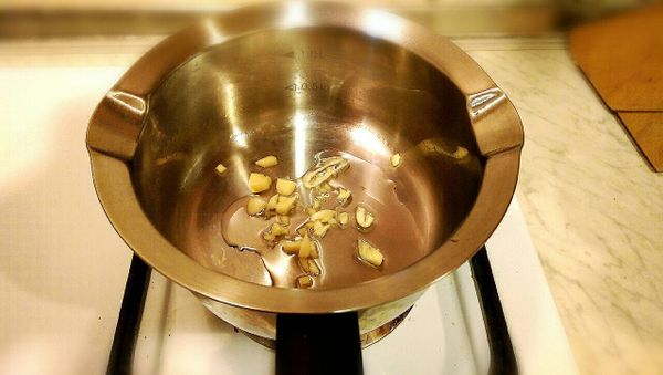 蒜未切細後並炒香