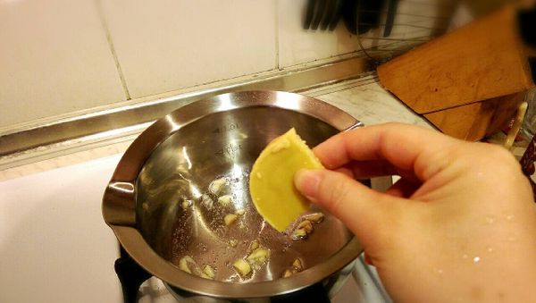 加入奶油玉米塊使之溶解