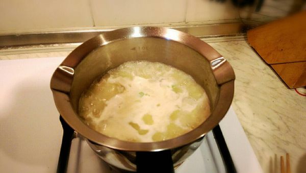 加給600cc水量至滾，接著放入蛤蠣煮