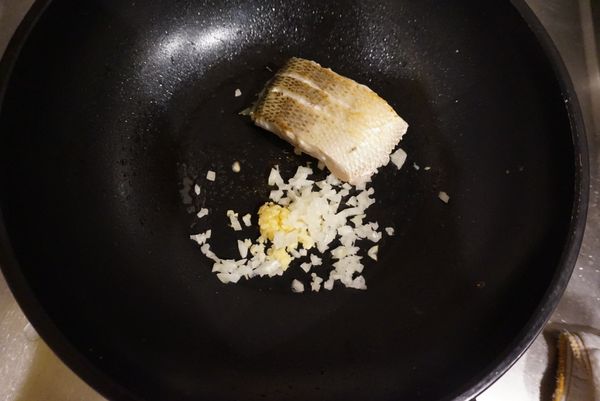 平底鍋熱鍋
兩面煎過後
原鍋不動旁邊放洋蔥蒜碎炒一下