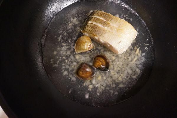 辛香料出來香氣過後放熱水放蛤仔開小火