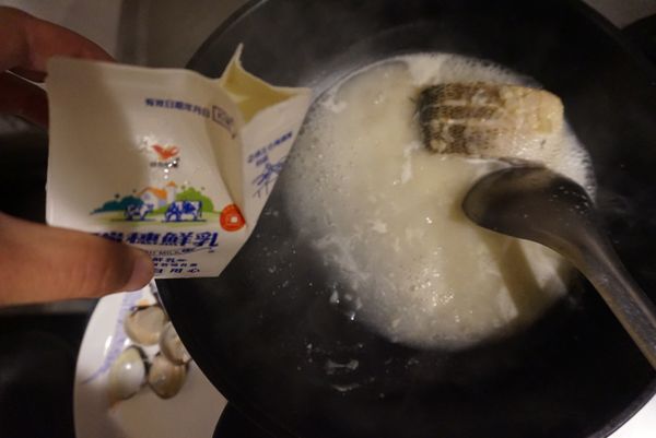 持續小火等魚的味道從水裡冒出
就可以放白醬塊跟鮮奶續開小火燉煮