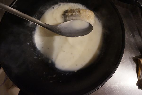 鍋子可傾斜增加浸湯面積
反覆淋湯至魚身