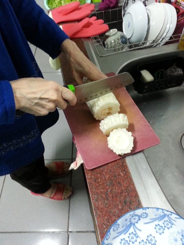 苦瓜洗淨切塊（不要切太大塊怕會很苦）