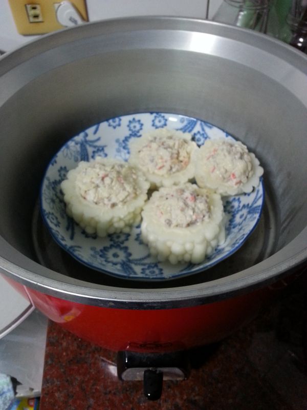 放入電鍋蒸，外鍋兩杯水，跳起來用筷子插下去確認苦瓜是否有軟